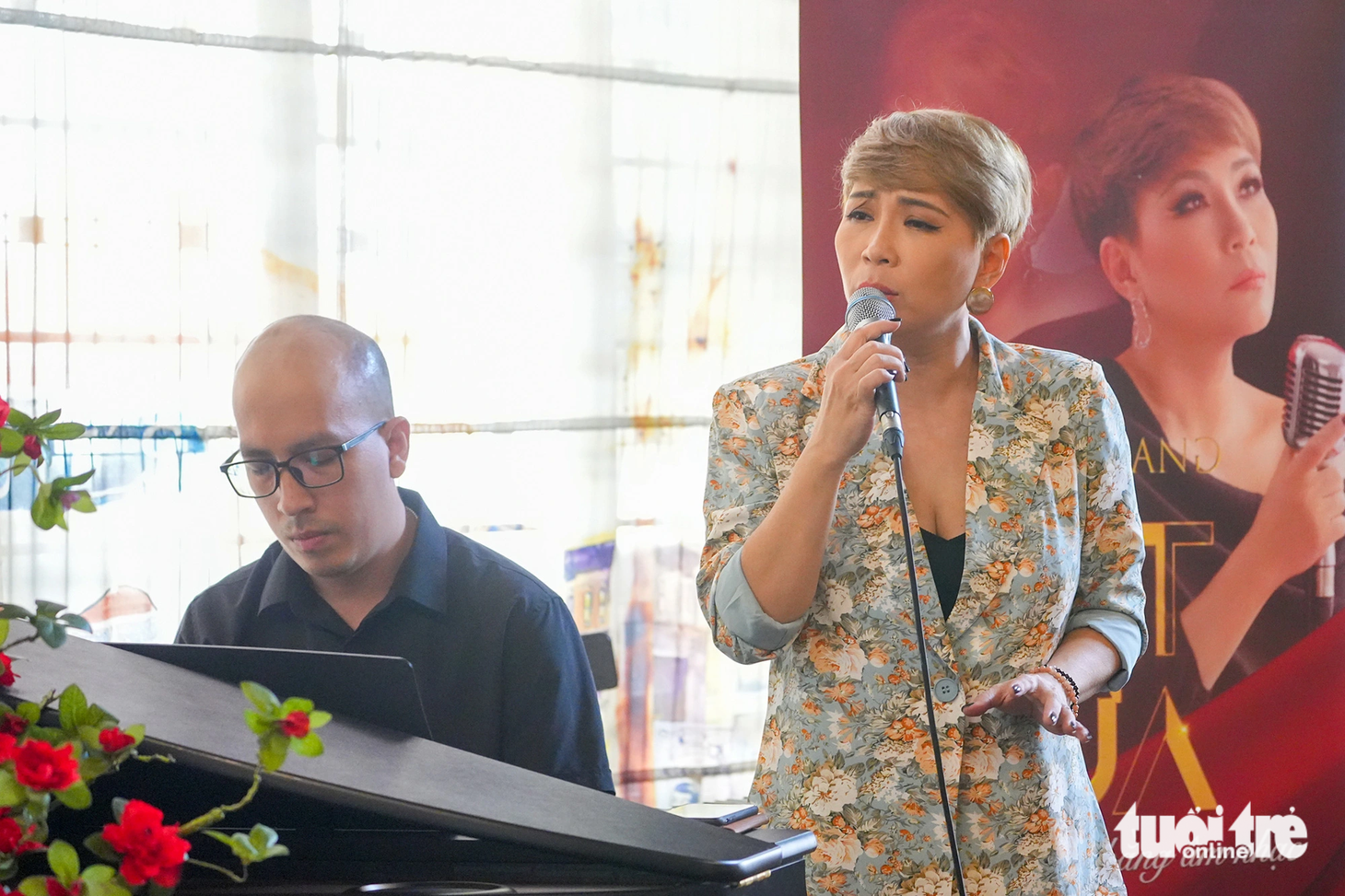 Hương Giang hát ca khúc "Chưa bao giờ", chạm đến khán giả trong từng câu hát: "Bây giờ anh biết vì sao, gặp nhau biển xô sóng trào"... - Ảnh: HỮU HẠNH