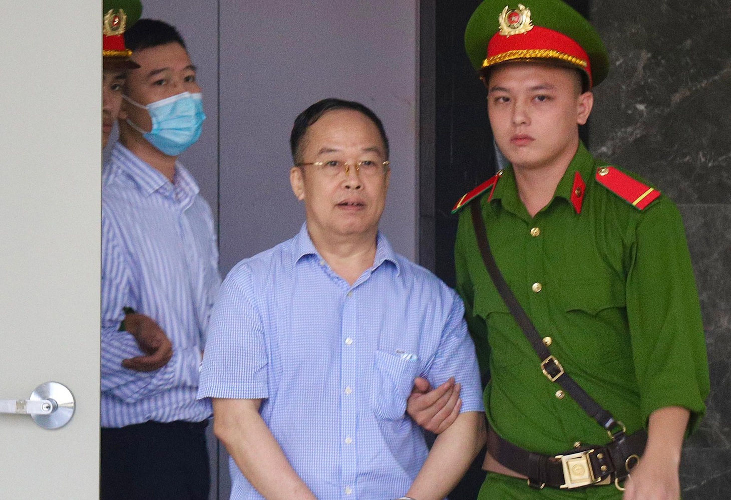 Cựu cục phó Trần Văn Dự được dẫn giải đến phiên tòa "chuyến bay giải cứu" - Ảnh: DANH TRỌNG