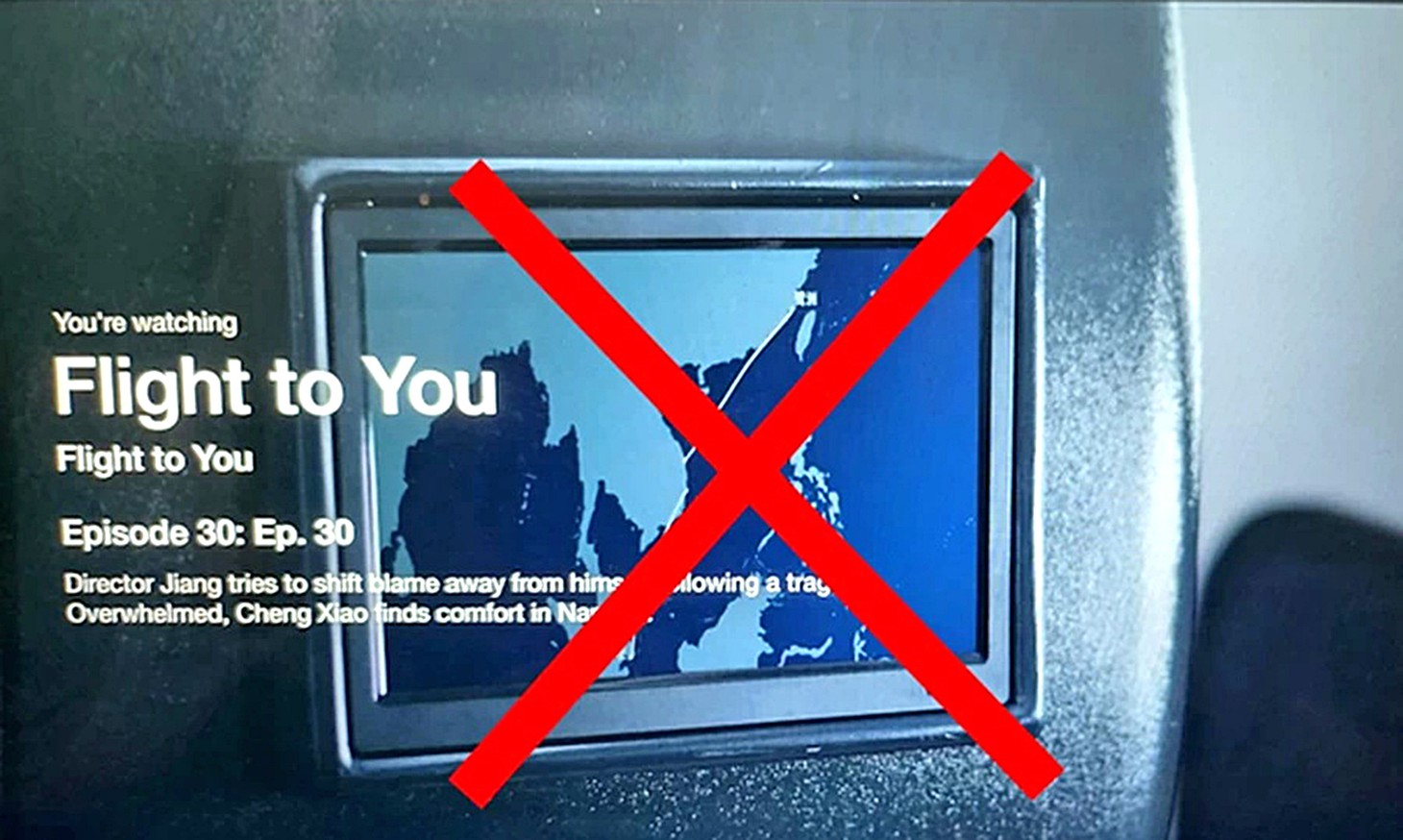 Trong bộ phim dài tập Flight to you (Hướng gió mà đi), chiếu trên Netflix và FPT Play, có bản đồ “đường lưỡi bò” phi pháp trong một cảnh trên máy bay - Ảnh: CÁT KHUÊ