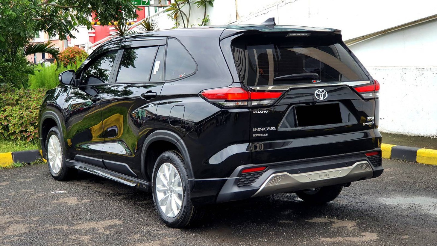 Thiết kế bên ngoài đã thay đổi hoàn toàn, mang đậm dáng dấp của một chiếc SUV. Phía trước nổi bật với lưới tản nhiệt hình thang lớn, đèn pha LED mỏng hơn và cản trước hầm hố. Đèn hậu phía sau đặt ngang, thiết kế gợi liên tưởng đến "đàn em" Rush, kết hợp với các góc của cột D dốc hơn. Có 3 tùy chọn mâm xe: 16, 17 và 18 inch. Khoảng sáng gầm 185mm - Ảnh: Đại lý Toyota/Facebook