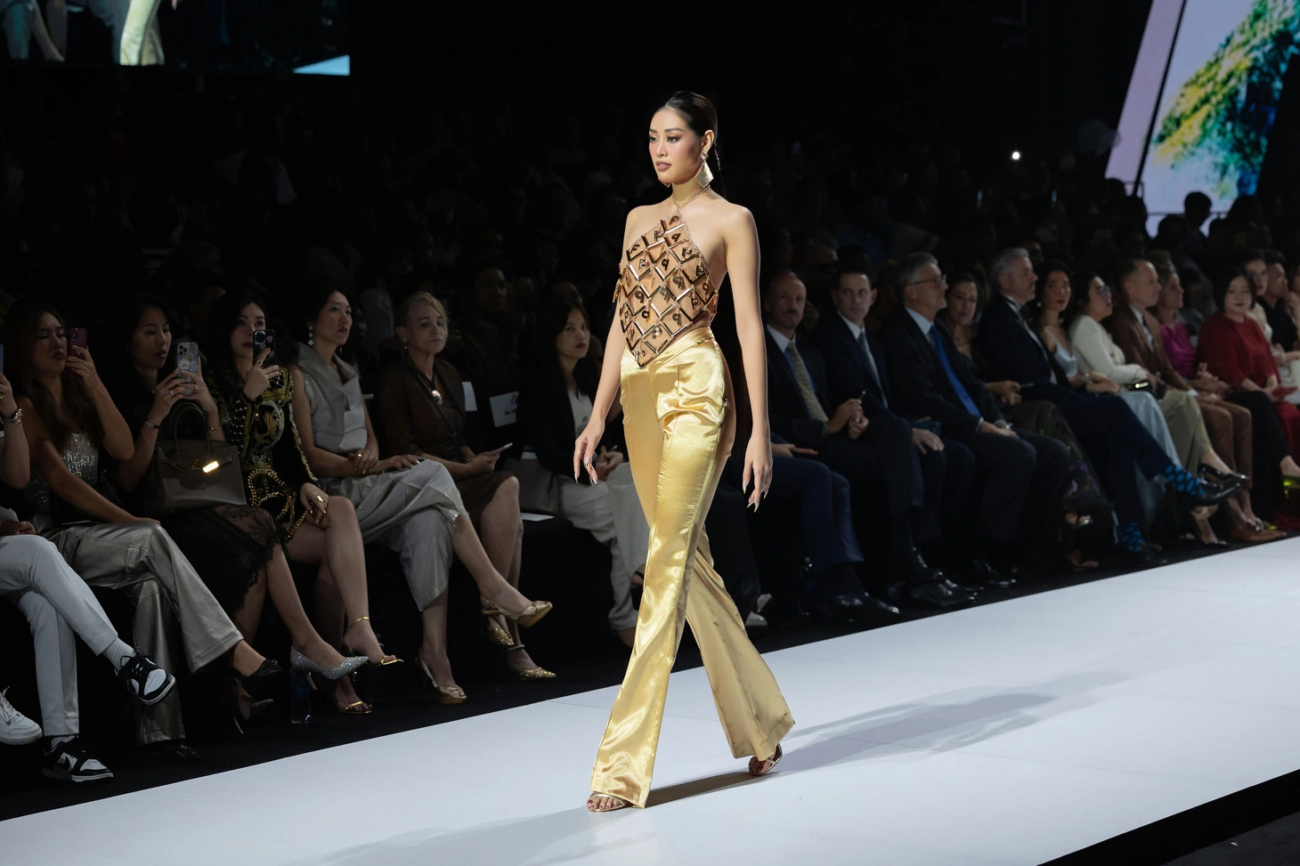 Hoa hậu Khánh Vân trình diễn thiết kế cut-out màu vàng gold được làm từ chất liệu lụa truyền thống