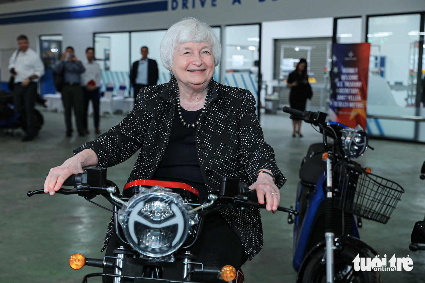 Bộ trưởng Yellen thích thú khi ngồi thử xe máy điện do doanh nghiệp Việt Nam sản xuất, lắp ráp - Ảnh: DANH KHANG