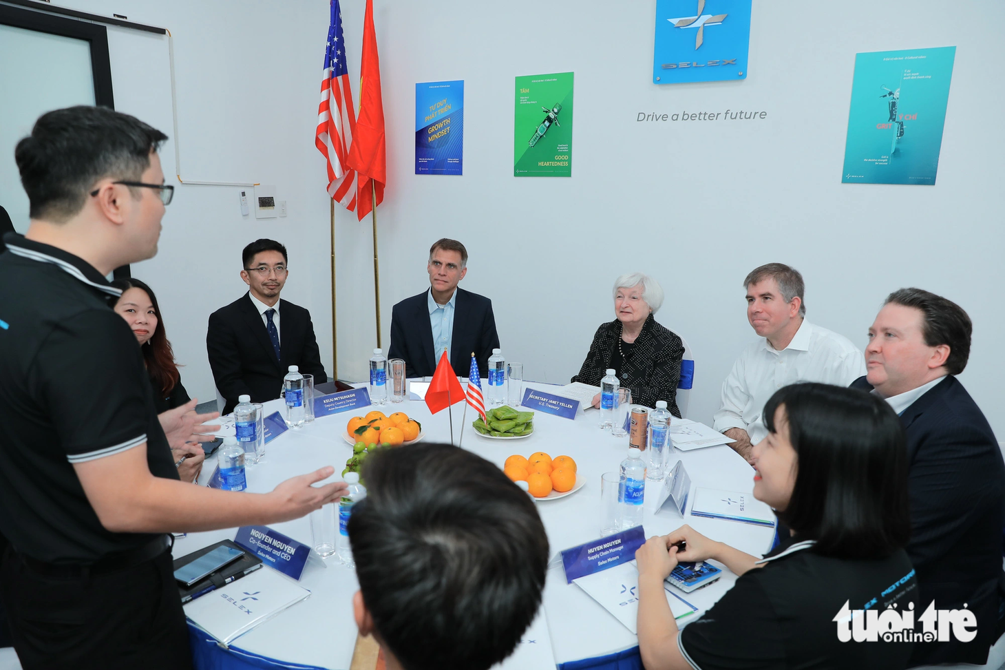Lãnh đạo Selex giới thiệu với Bộ trưởng Yellen và các quan chức Mỹ về công ty. Selex là viết tắt của Smart Electric Vehicles X. Trong đó X vừa là một ẩn số, vừa có thể là một dòng phương tiện điện nào đó và cũng có nghĩa là X-factor (nhân tố X) - Ảnh: DANH KHANG