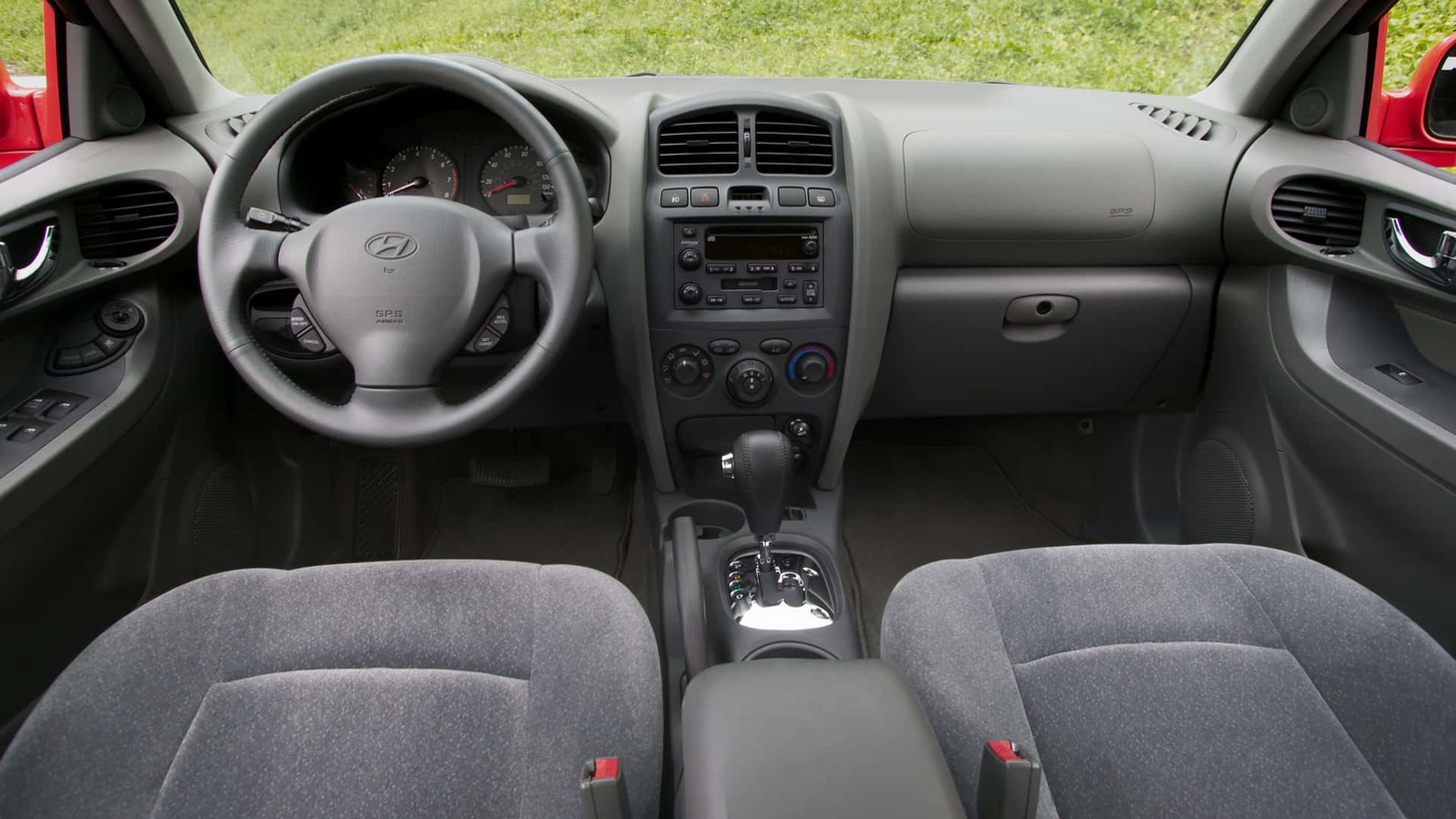 Thế hệ thứ nhất (2001 - 2006): Cabin Hyundai Santa Fe nguyên bản khá đơn giản nhưng rộng rãi, đủ không gian cho 5 người ngồi cũng như hành lý của họ phía sau. Xe còn có một số tính năng và trang bị vốn thuộc diện cao cấp lúc bấy giờ như điều hòa, máy đọc đĩa CD, cửa sổ/gương chỉnh điện và cả cửa sổ trời - Ảnh: Motor1