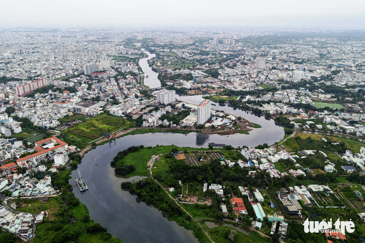 Thế nhưng, theo tìm hiểu của Tuổi Trẻ Online, đến nay nhà máy chỉ xử lý khoảng 7.000 - 8.000 m3/ngày và đây chỉ là lượng nước để nhà máy hoạt động cầm chừng, giúp thiết bị không hỏng hóc, hao mòn vì để lâu... Nguyên nhân là do không có hệ thống thu gom nước thải dẫn tới việc nhà máy "đói nước".