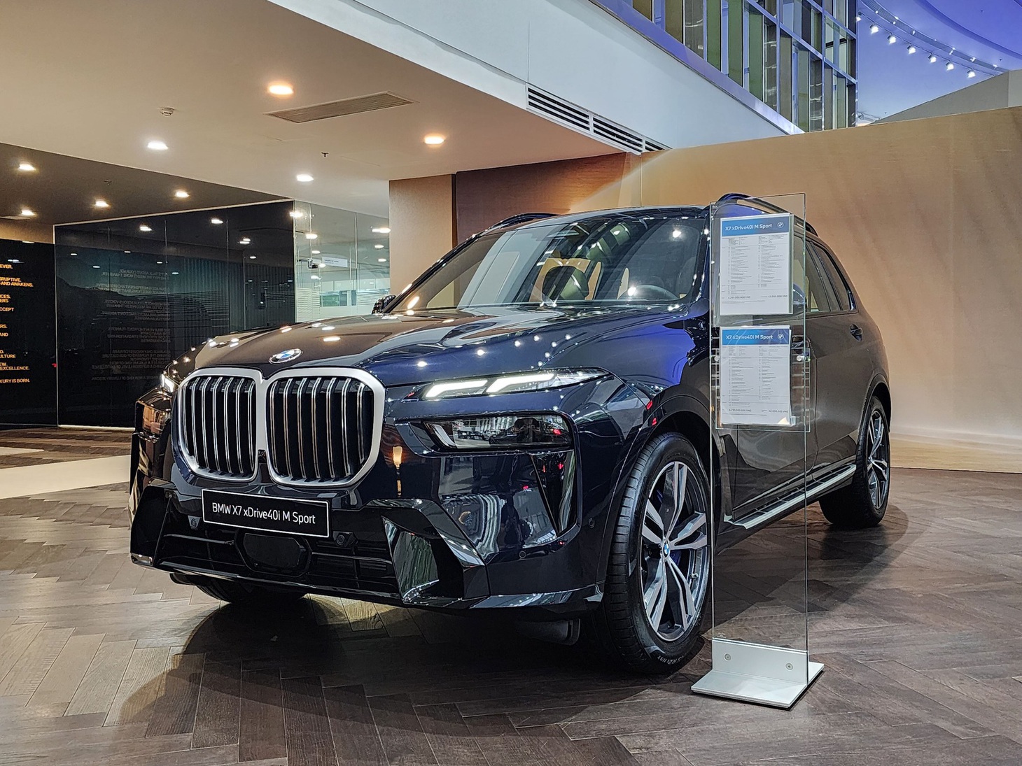 So với bản cũ, BMW X7 xDrive40i LCI có thêm mô-tơ điện kết hợp động cơ xăng. Máy mild-hybrid I6 3.0L cho công suất 381 mã lực và mô-men xoắn 540 Nm, kết hợp số 8 cấp và dẫn động 4 bánh xDrive. Động cơ mới này mạnh hơn bộ máy trên đối thủ GLS 450 (367 mã lực và 500 Nm). Cả 2 phiên bản X7 dùng chung động cơ. Hệ thống treo là loại khí nén thích ứng. Bánh sau có thể đánh lái chủ động - Ảnh: Đại lý BMW/Facebook