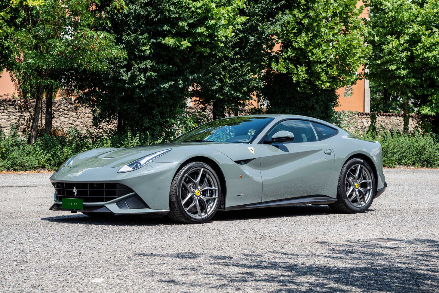 Ngay từ khi có mặt trong trailer của phần mới nhất, chiếc xe thể thao Ferrari F12tdf (Tour de France) đã gây chú ý khi xuất hiện "sáng lóa" giữa trung tâm thủ đô Rome. Phiên bản trong phim là mẫu xe giới hạn, nhà sản xuất chỉ bán 799 chiếc, được ra mắt vào năm 2015. Đây được xem là một trong những chiếc siêu xe đắt tiền nhất của thương hiệu Nhiệm vụ bất khả thi, giá khoảng 14 tỉ đồng). Xe có động cơ V12 6,3 lít, sản sinh công suất 731 mã lực và mô men xoắn 690 Nm, có thể tăng tốc từ 0 lên 100km/h trong 3,1 giây và đạt tốc độ tối đa 340km/h.