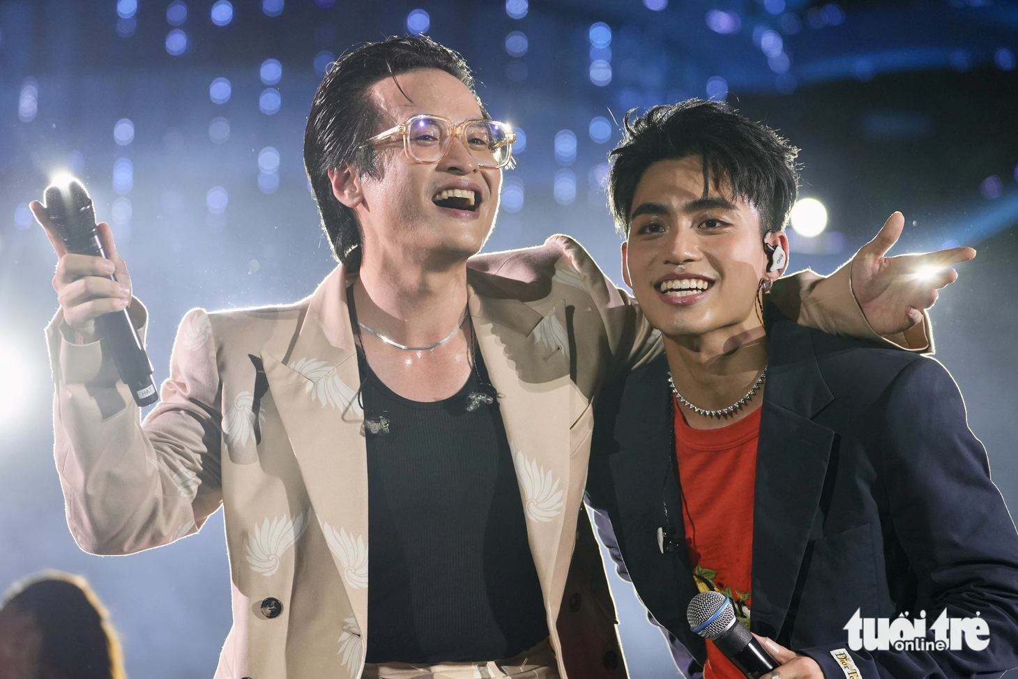 Bản remix Waiting for you và Tháng tư là lời nói dối của em theo phong cách rock chiếm được cảm tình của khán giả. Hà Anh Tuấn pha trò: "Nhạc to quá nên nhiều người tưởng anh em mình hát nhép. Bây giờ mình hát lại một đoạn nhé". Anh cất nhịp cho khán giả cùng hát điệp khúc của hai ca khúc - Ảnh: HỮU HẠNH