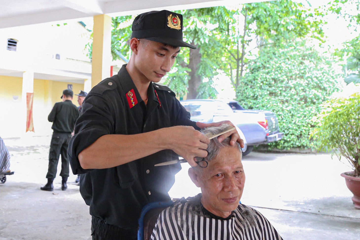 Chiến sĩ Quách Quang Trường từng theo học cắt tóc trước khi gia nhập lực lượng cảnh sát cơ động nên thành thạo trong tạo kiểu, hớt tóc - Ảnh: HÀ QUÂN