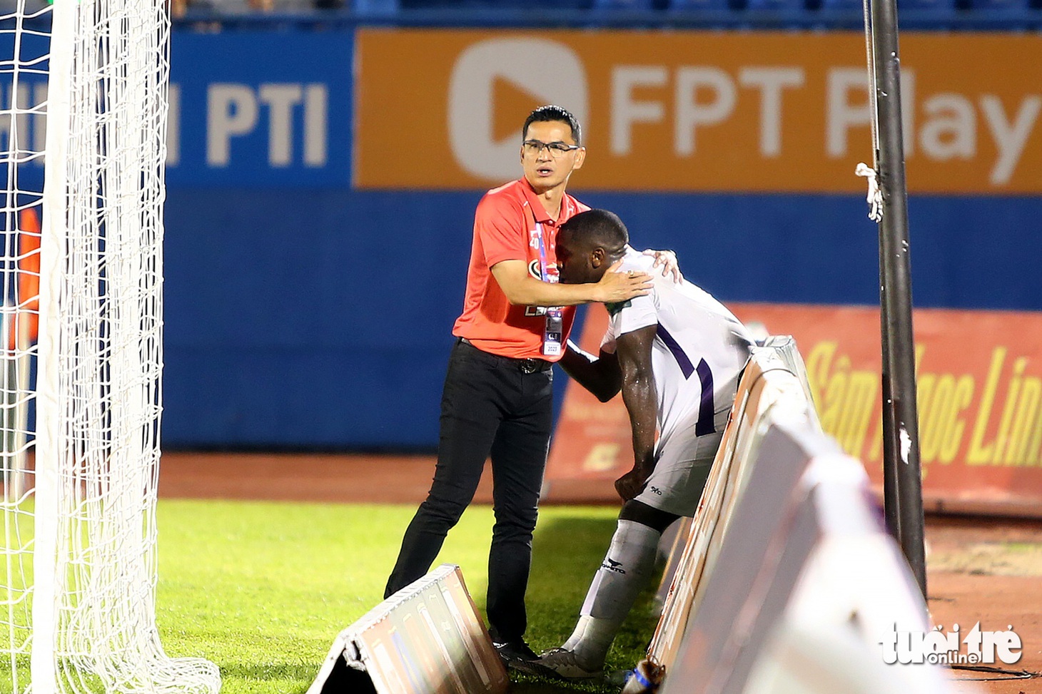 HLV Kiatisak vỗ về an ủi Rimario sau trận Hoàng Anh Gia Lai thắng 2-1 trước B.Bình Dương - Ảnh: HOÀNG TÙNG