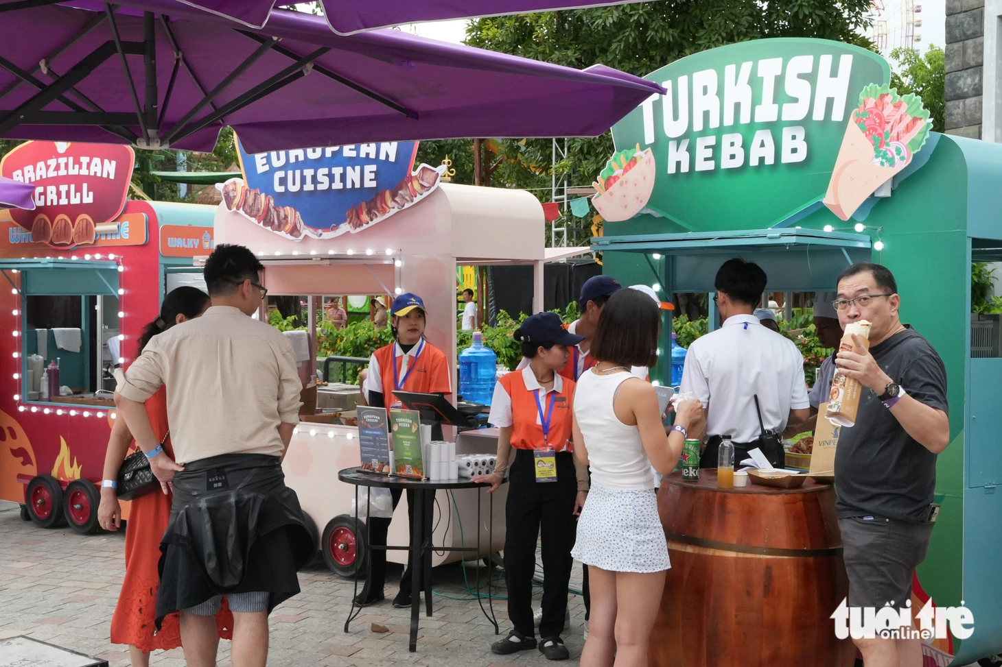 8 xe food truck tại Quảng trường Thần Thoại cũng giúp người hâm mộ "lấp đầy bụng" trước giờ và trong giờ biểu diễn, tận hưởng trải nghiệm ẩm thực đường phố, các món nhậu và đồ ăn nhanh đến từ đa quốc gia: Bắc Mỹ, châu Âu, châu Á. - Ảnh: NGUYỄN HOÀNG