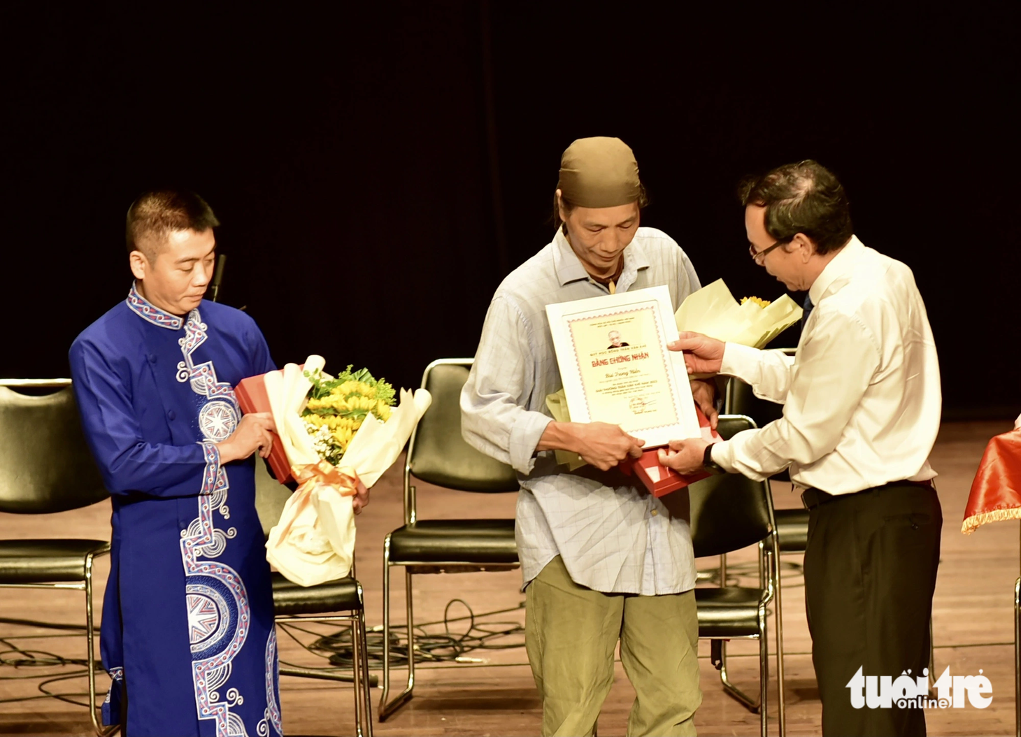Bí thư Thành ủy TP.HCM Nguyễn Văn Nên trao giải thưởng cho nhà nghiên cứu Bùi Trọng Hiền, NSƯT Cồ Huy Hùng (trái) - Ảnh: T.T.D.