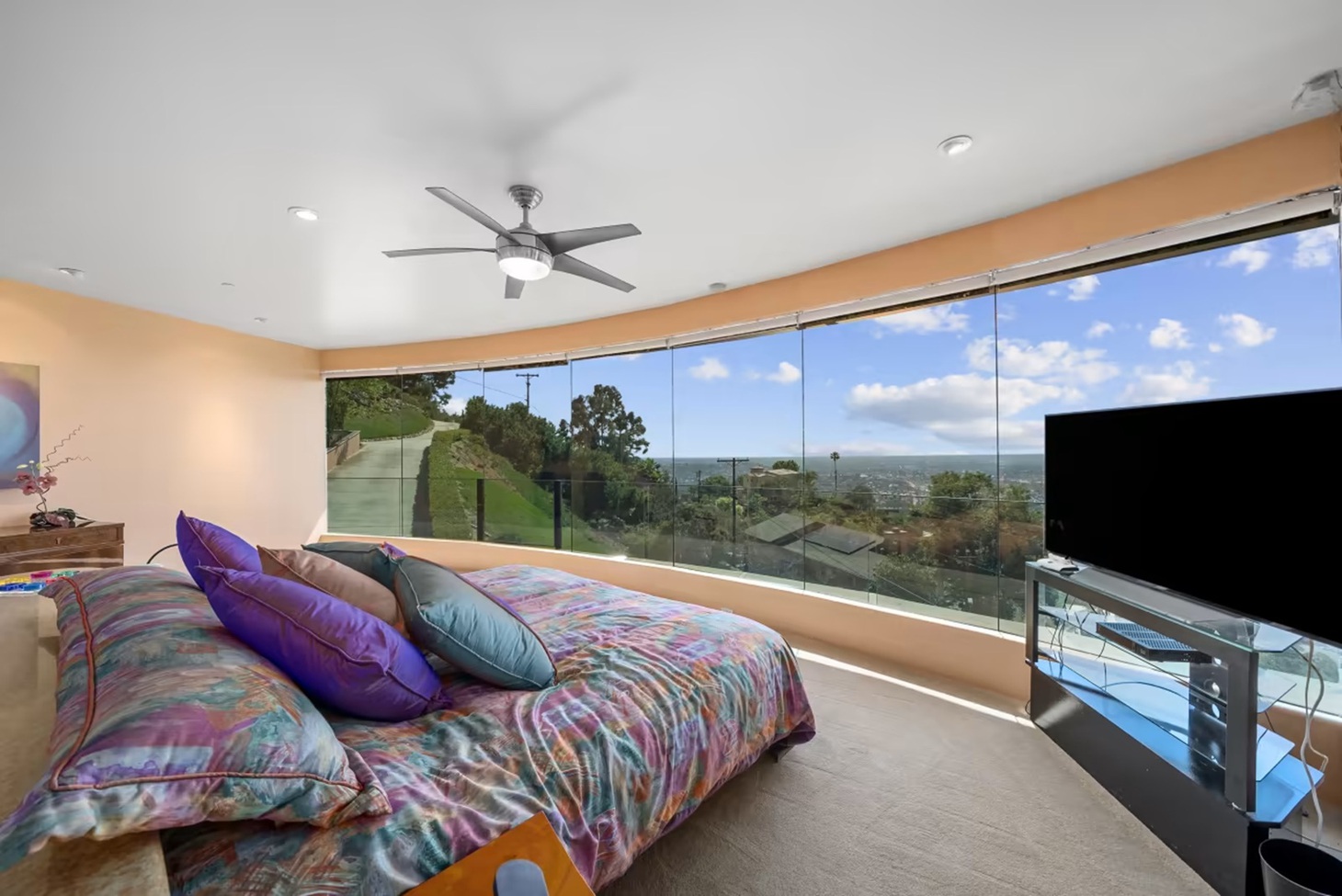 Ngôi nhà có nhiều tính năng thông minh để giúp cuộc sống trở nên dễ dàng hơn - Ảnh: Zillow