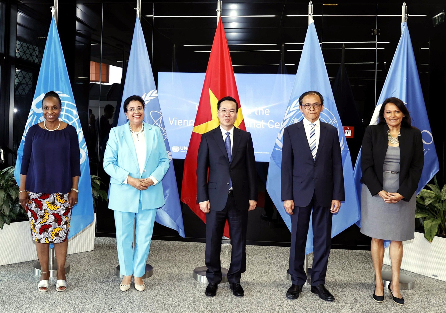 Chủ tịch nước Võ Văn Thưởng với quyền tổng giám đốc IAEA, lãnh đạo Văn phòng Liên Hiệp Quốc tại Vienna, Tổ chức Phát triển công nghiệp Liên Hiệp Quốc và Tổ chức Hiệp ước cấm thử hạt nhân toàn diện tại Vienna ngày 24-7 - Ảnh: TTXVN
