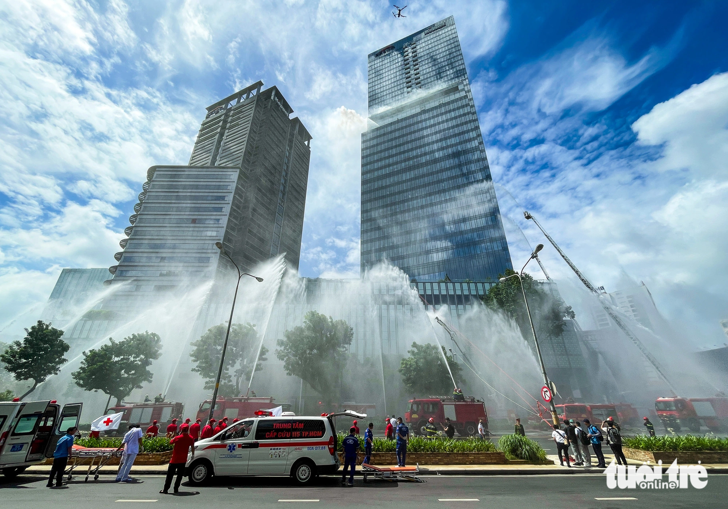 Diễn tập phòng cháy chữa cháy&nbsp;giả định lúc 9h ngày 26-7, tòa nhà Saigon Centre (địa chỉ 65-67 Lê Lợi, quận 1, TP.HCM) cao 194 mét xảy ra cháy. Đây là tòa nhà phức hợp siêu cao tầng, gồm 43 tầng nổi và 6 tầng hầm bốc cháy. Lực lượng phòng cháy chữa cháy và cứu hộ cứu nạn cùng các đơn thuộc UBND TP.HCM tham gia chữa cháy.