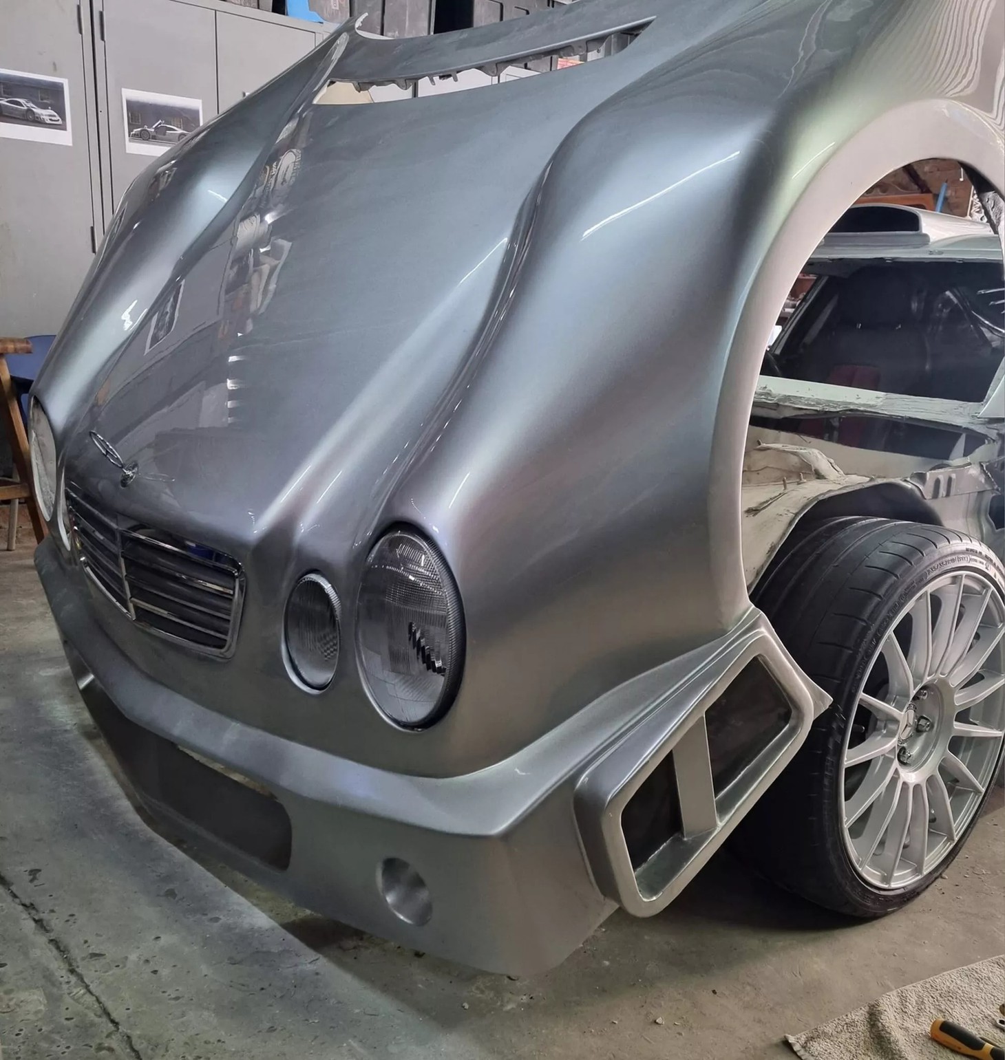 Đèn pha đôi hình bầu dục và đèn hậu được giữ nguyên từ E-Class - Ảnh: Carscoops