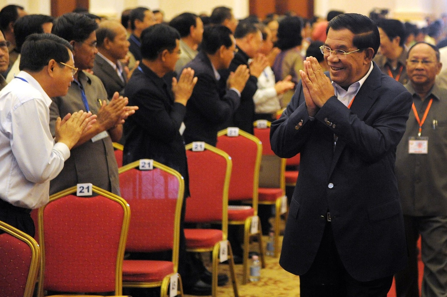 Thủ tướng Hun Sen chắp tay chào các thành viên của CPP khi đảng này tổ chức đại hội vào tháng 1-2015 - Ảnh: AFP