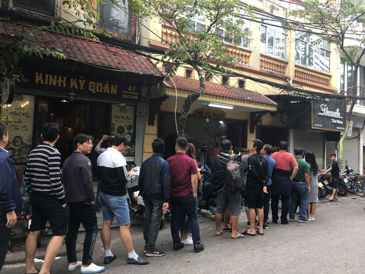 Thực khách xếp hàng chờ ăn phở tại một tiệm gia truyền nổi tiếng phố Bát Đàn, Hà Nội - Ảnh: NHÃ XUÂN