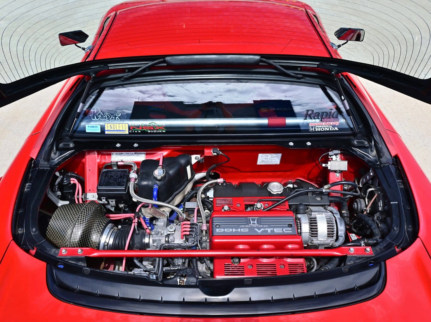 Điểm nổi bật của Acura NSX là tốc độ, công nghệ cao, nhẹ (xe sản xuất hàng loạt đầu tiên trên thế giới có thân hoàn toàn bằng nhôm) và khả năng xử lý chính xác - Ảnh: Luxury Launches