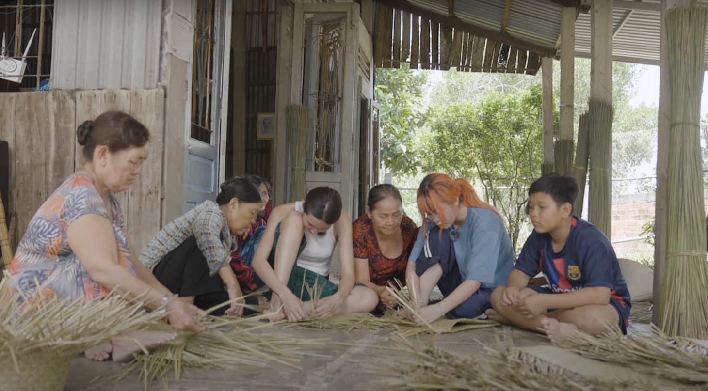 Thùy Tiên và Misthy trổ tài đan cỏ bàng làm túi đệm