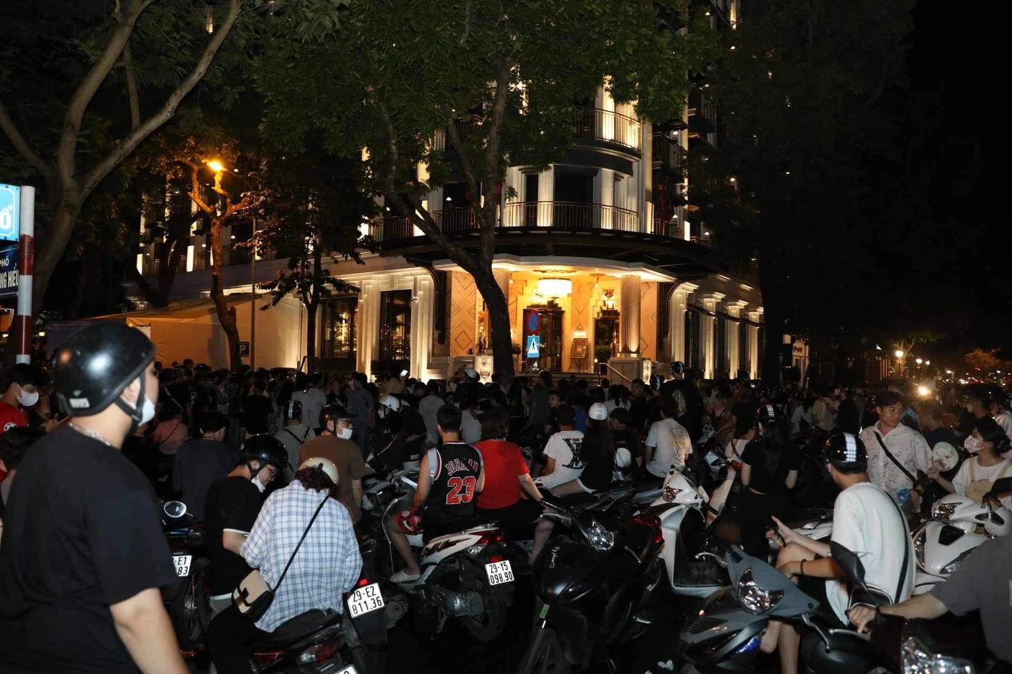Hàng người và xe đã đông ken như thế này chờ đón nhóm nhạc nữ nổi tiếng từ khoảng 21h tối nay, mặc dù theo thông tin của chúng tôi, ít phút nữa máy bay chở các cô gái BlackPink mới hạ cánh - Ảnh: DANH KHANG