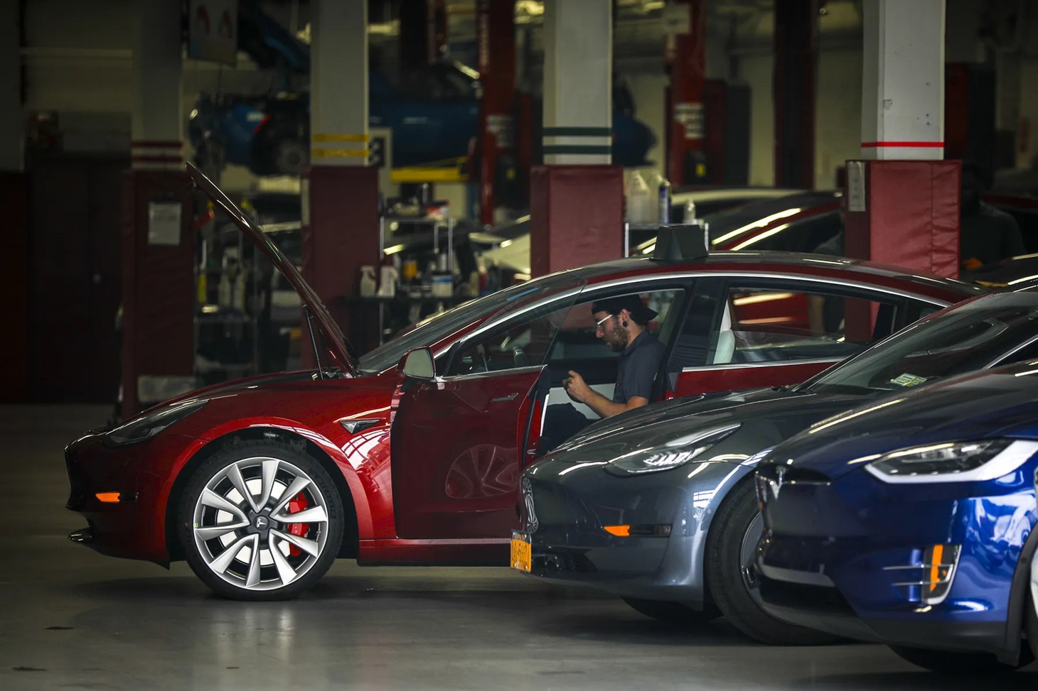 Theo đánh giá từ các chuyên gia của Edmunds và tổ chức kỹ thuật SAE International, Tesla không thực sự gian lận, mà giỏi "lách" quy tắc, biết "bám" vào đâu để tối đa hóa thông số theo chiều hướng có lợi cho mình nhất - Ảnh: Driving