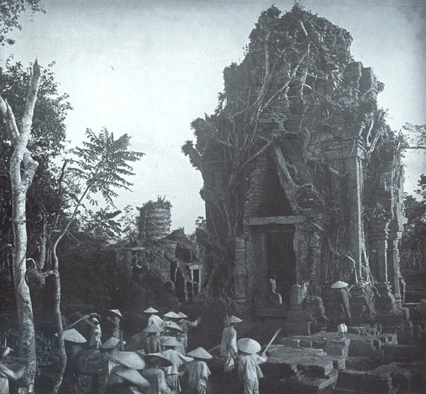 Cảnh khai quật Phật viện Đồng Dương năm 1902. Thời điểm ấy, Viện Viễn Đông Bác Cổ (Pháp) đã tìm thấy văn bia khắc từ năm 875 cho biết có một pho tượng ở đây. Nhưng nhiều đợt khai quật họ vẫn không tìm thấy. Mãi cho đến năm 1978 những người nông dân đào đất làm gạch vô tình thấy tượng dưới lớp đất sâu 1m - Ảnh: Viện Viễn Đông Bác Cổ