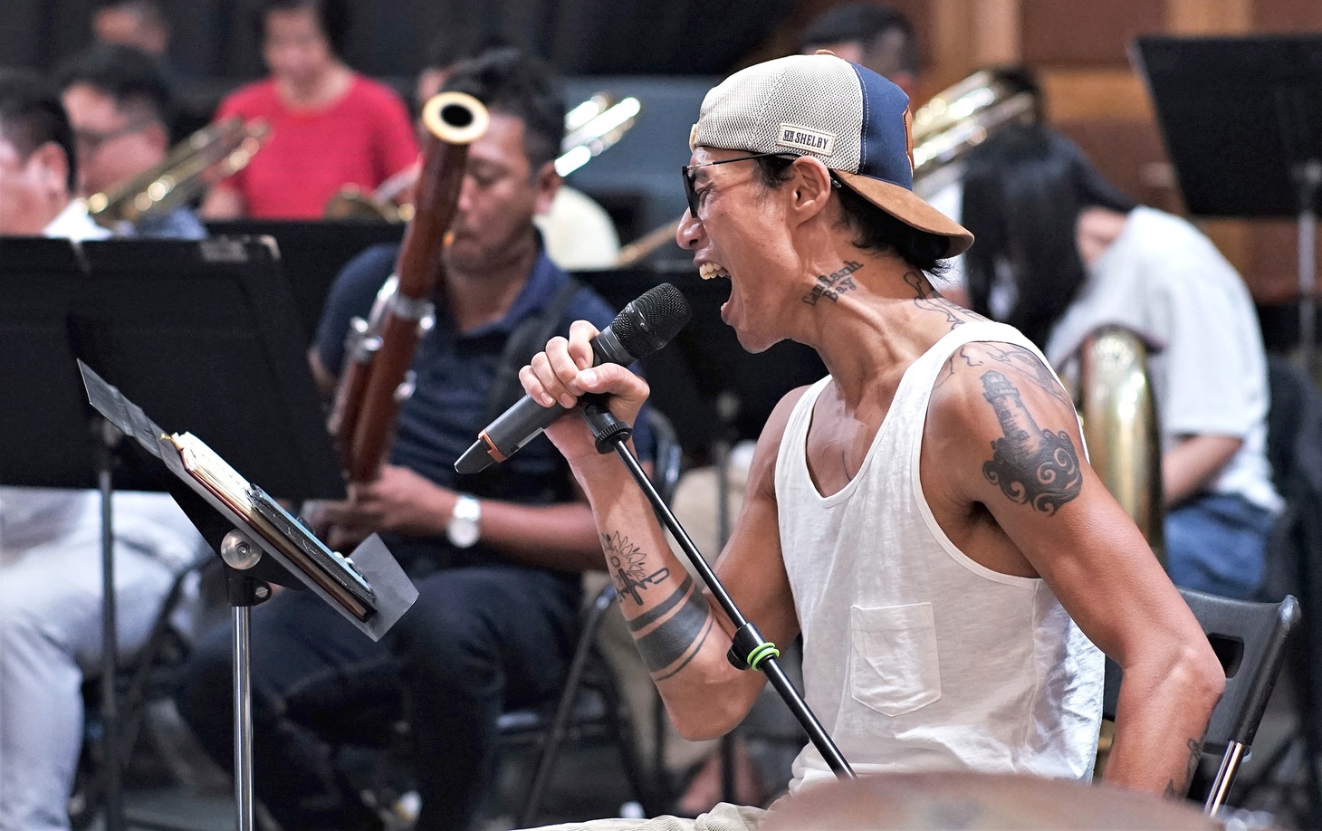 Rocker Anh Khoa tập luyện cùng dàn nhạc cho Rock Symphony Vol.3 - Ảnh: HUỲNH VY