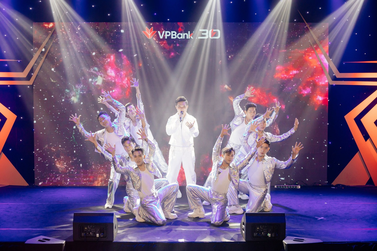 VPBank Rising Stars đã góp phần chứng minh "Nếu bạn sinh ra để làm nghệ sĩ nhưng cuộc đời đưa đẩy bạn trở thành nhân viên ngân hàng thì VPBank sẽ là nơi đánh thức đam mê và khiến cuộc sống của bạn trở nên trọn vẹn"