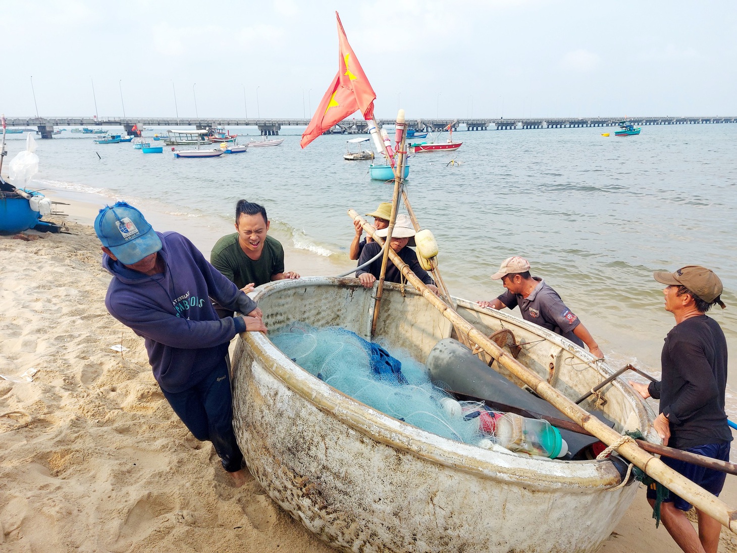 Xóm chài Trần Phú Phú Quốc - nơi còn giữ lại nét đẹp lao động của người dân và hải sản ở đây bán với giá rẻ - Ảnh: CHÍ CÔNG