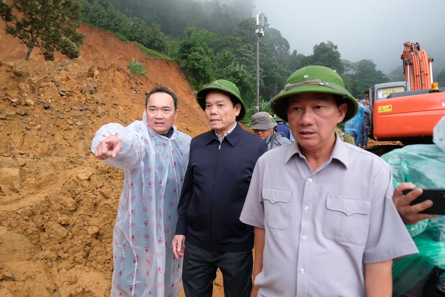 Phó thủ tướng Trần Lưu Quang (giữa) và đại tá Trương Minh Đương (trái) tại hiện trường vụ sạt lở - Ảnh: MAI VINH