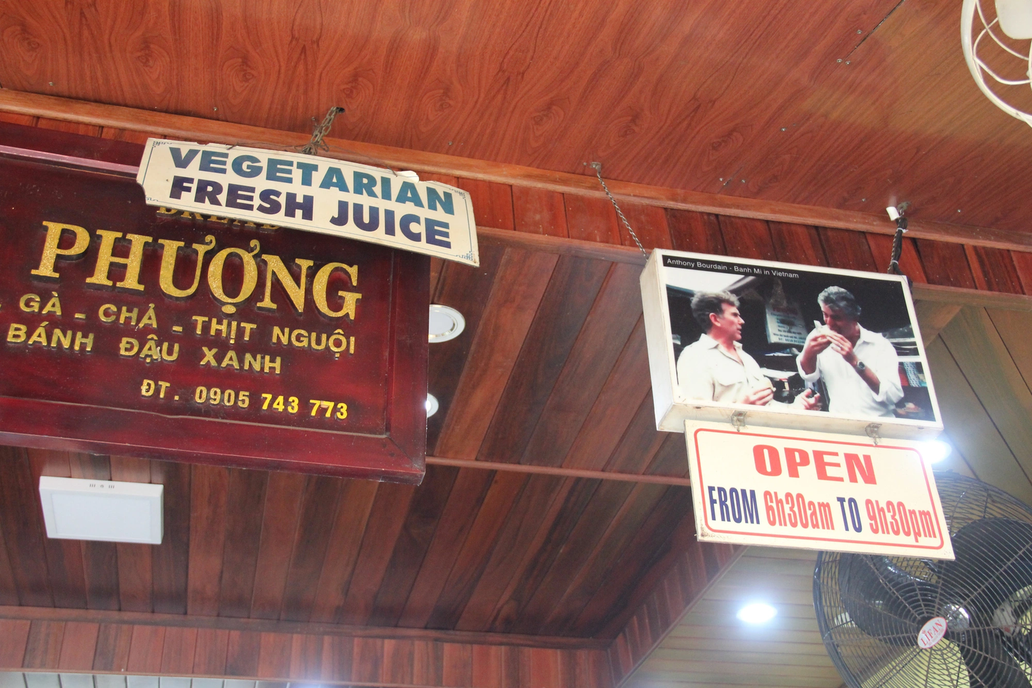 Bức ảnh Anthony Bourdain và Philip thưởng thức bản hòa âm của vị giác được treo trang trọng trước cửa tiệm bánh mì - Ảnh: TRƯỜNG TRUNG