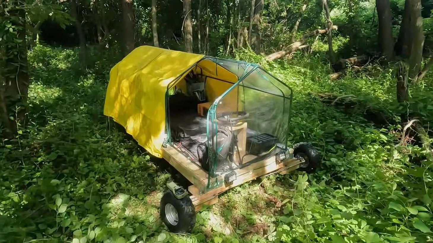 Để ngăn khả năng túi ni lông biến "căn nhà" quá nóng do hiệu ứng nhà kính, anh sử dụng tấm bạt lớn màu vàng để che đi phần lớn - Ảnh: Quiet Nerd