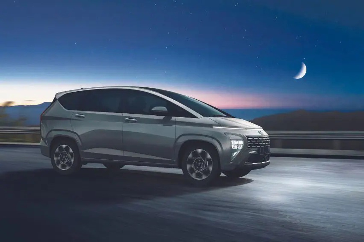 2. Hyundai Stargazer X: Phiên bản SUV hóa của MPV Hyundai Stargazer là một mẫu xe khác đã được xác nhận có mặt tại Indonesia. Phiên bản thử nghiệm của Stargazer X chưa cho thấy nhiều khác biệt của cấu hình SUV hóa với nguyên bản - Ảnh: ZigWheels