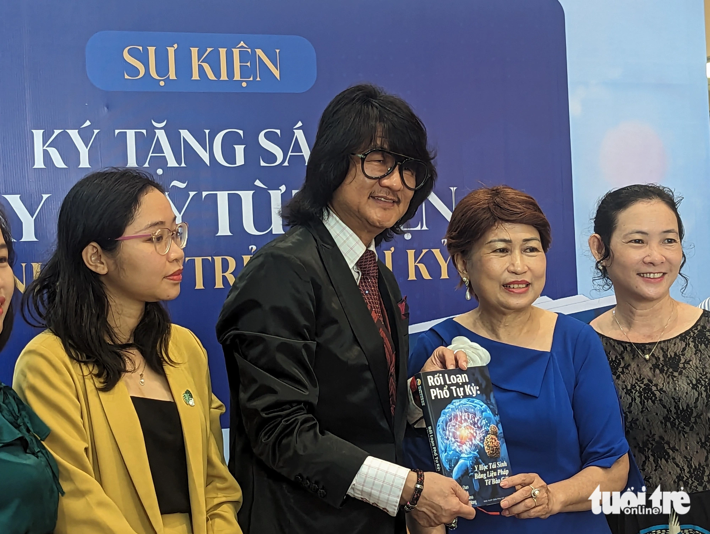 Ông Mike Chan tặng sách cho các bệnh viện, trung tâm hỗ trợ trẻ mắc hội chứng rối loạn phổ tự kỷ tại TP.HCM sáng 4-7 - Ảnh: LINH ĐOAN