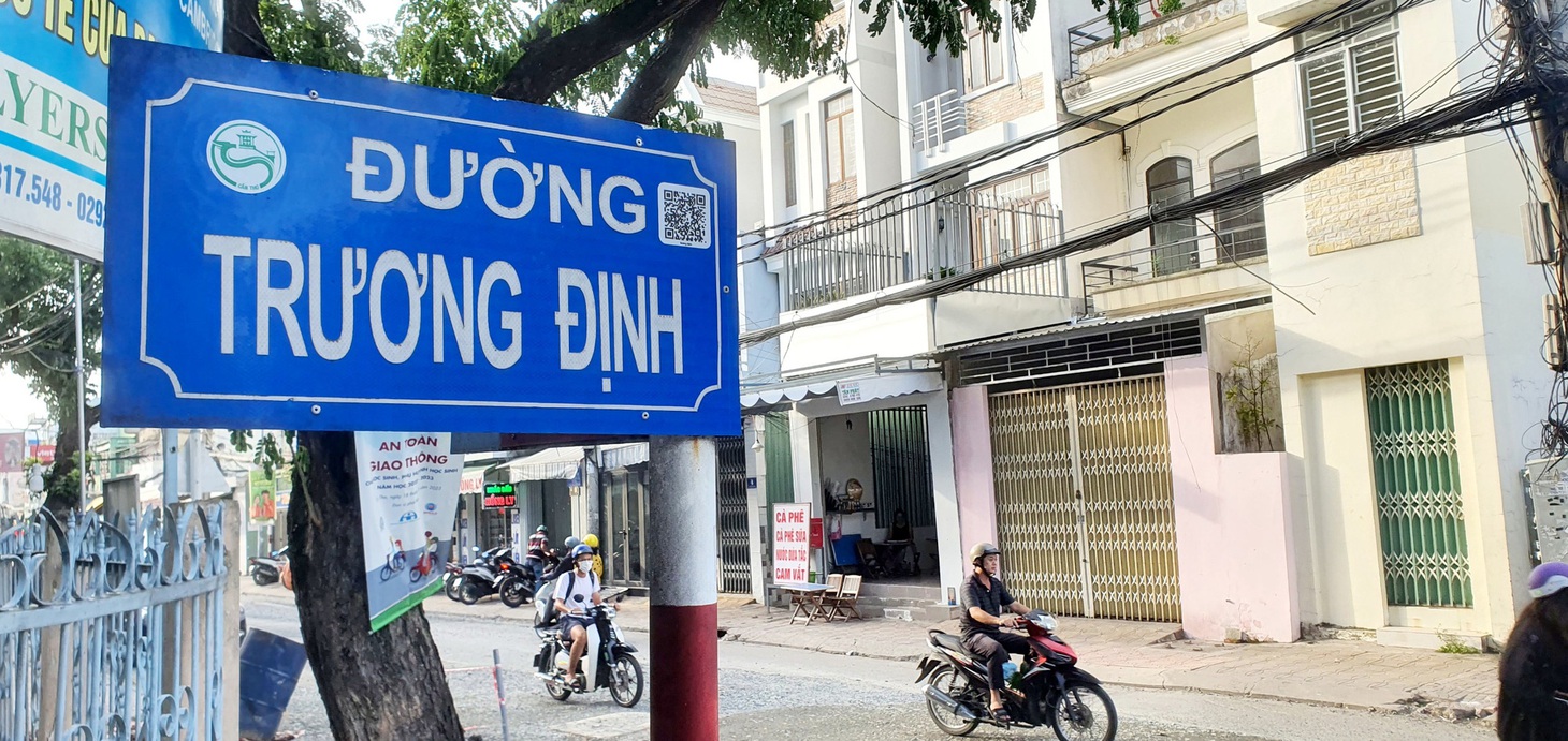 Tên một tuyến đường ở trung tâm quận Ninh Kiều, TP Cần Thơ - Ảnh: CHÍ QUỐC