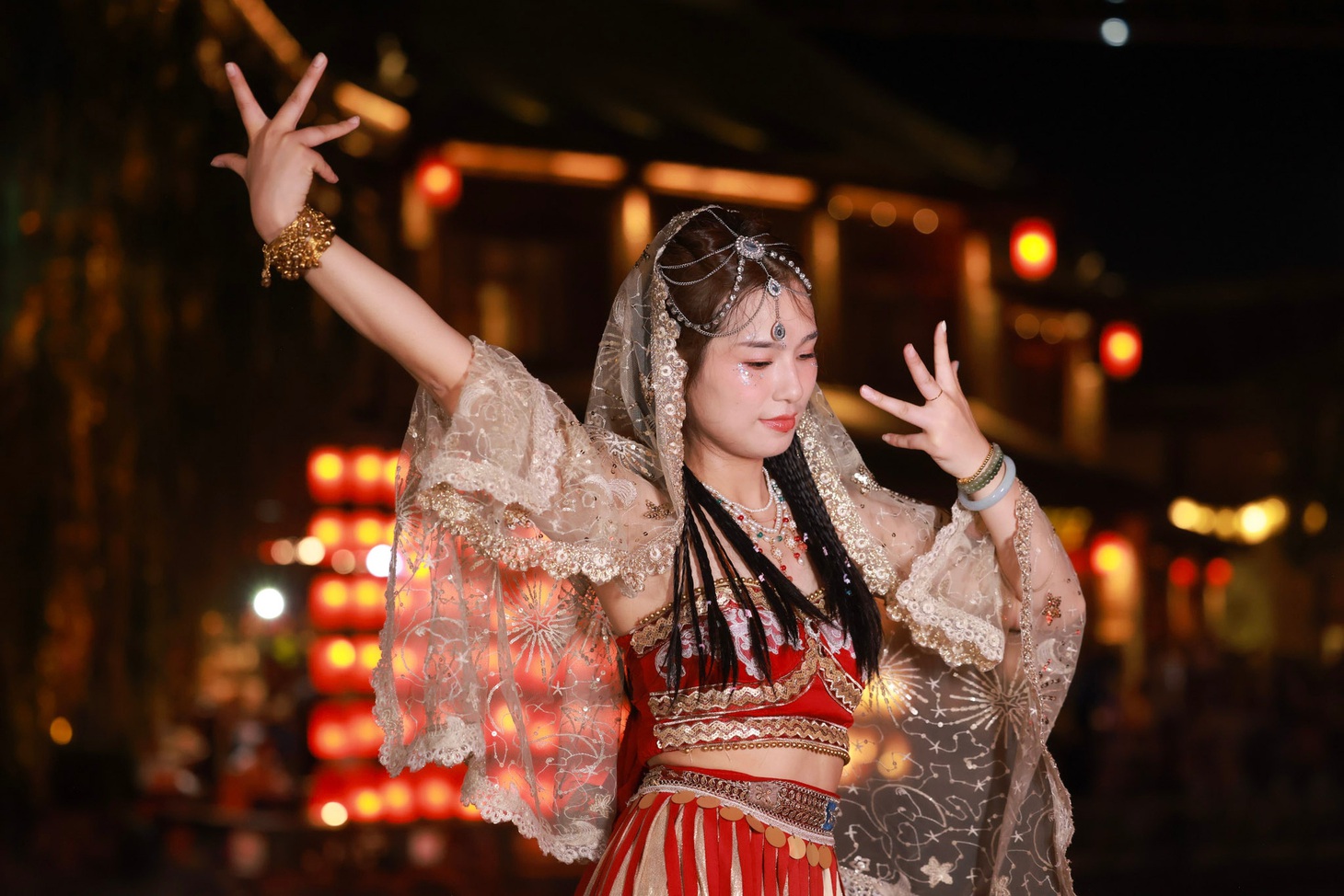 Nghệ sĩ biểu diễn nghệ thuật trong trang phục cổ trang tại chợ đêm&nbsp;