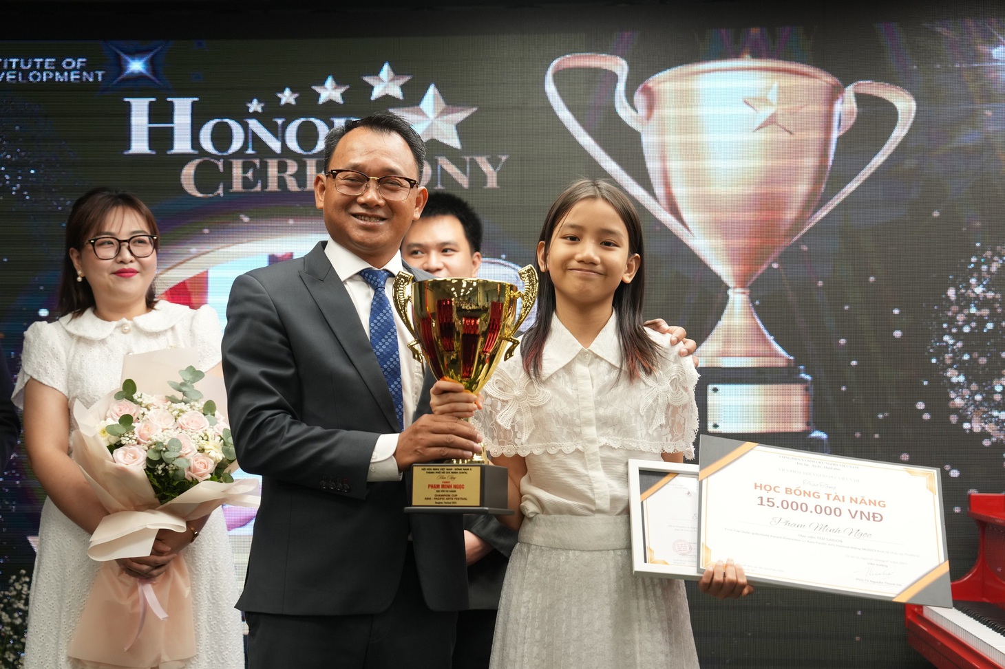 Vinh danh tài năng piano Phạm Minh Ngọc - Ảnh: HỮU KHOA