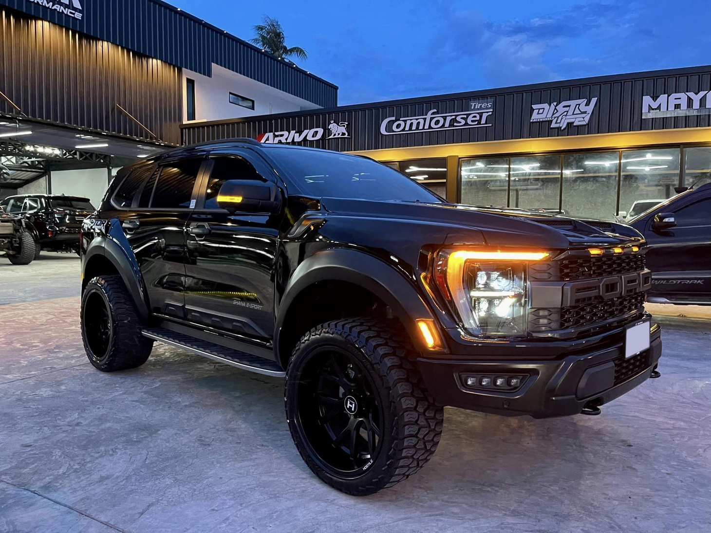Bản độ Ford Everest Raptor xuất hiện tại Thái Lan - Ảnh: AMP Tires