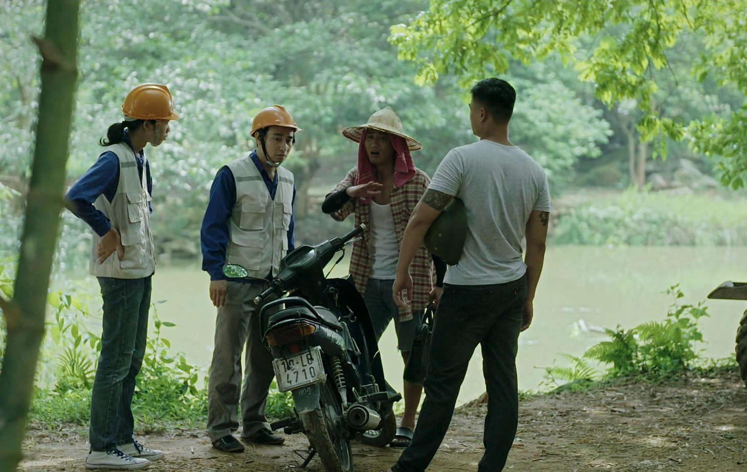 Cảnh trong tập 1 phim Làng trong phố - Ảnh: ĐPCC
