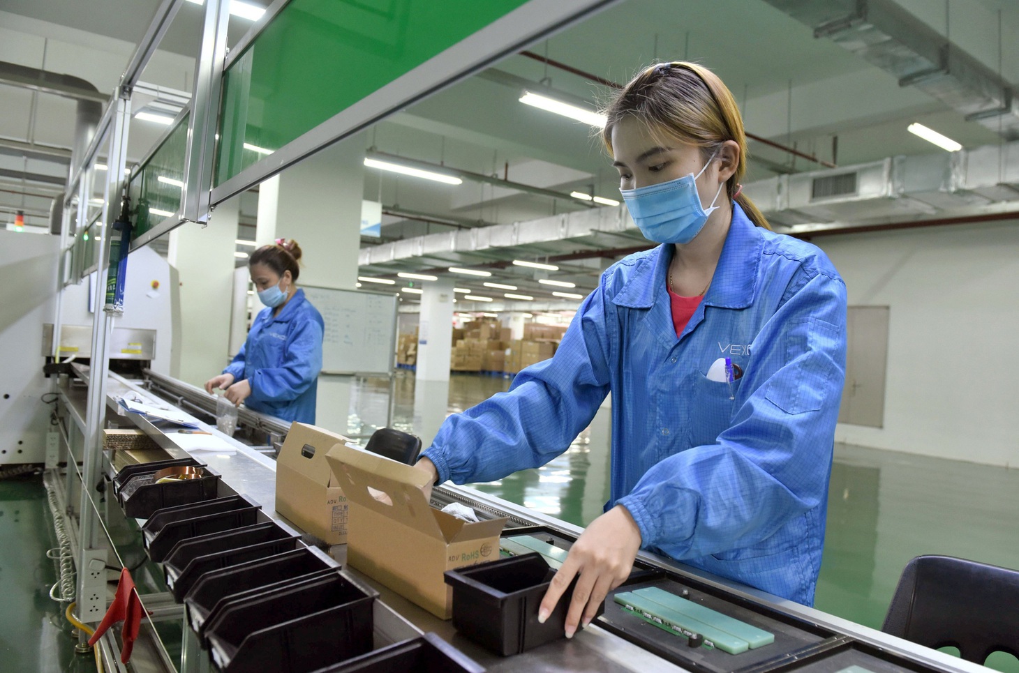 Công nhân trong Khu chế xuất Tân Thuận bây giờ có việc làm đều suốt tuần là đã rất mừng - Ảnh: DUYÊN PHAN
