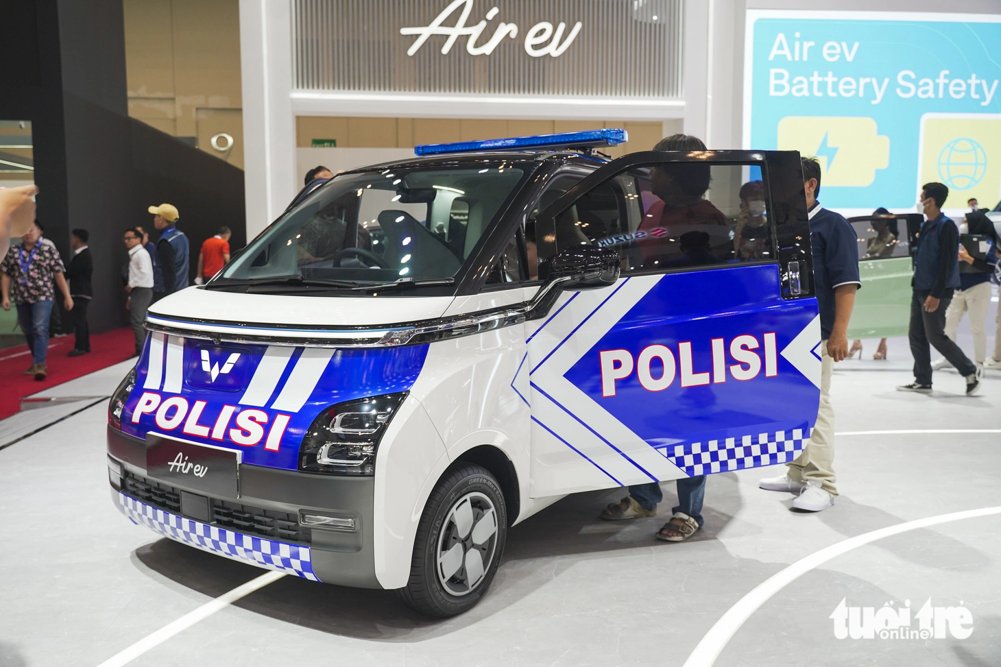 Ngoài phiên bản xe hỗ trợ y tế, Wuling còn trưng bày Air EV phiên bản xe cảnh sát, cho thấy ô tô điện mini hoàn toàn có thể trở thành những chiếc "xe chuyên dụng" - Ảnh: CẤN HƯNG