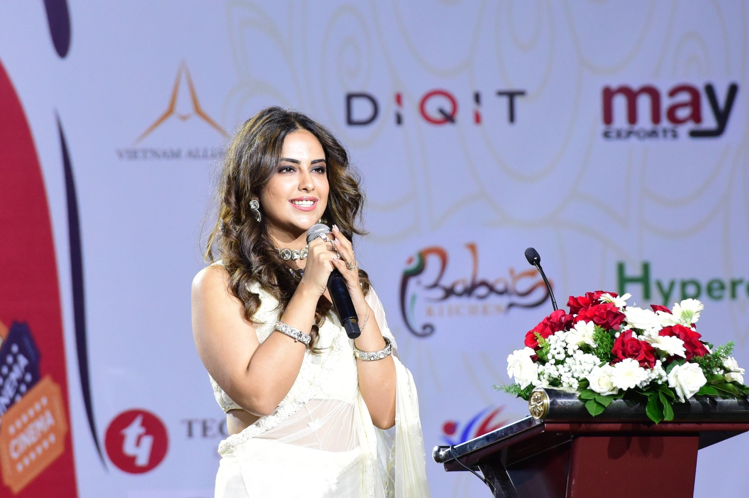 Nữ diễn viên chính "Cô dâu 8 tuổi" Avika Gor giao lưu tại lễ khai mạc Lễ hội Xin chào Việt Nam 2023 - Ảnh: DUYÊN PHAN