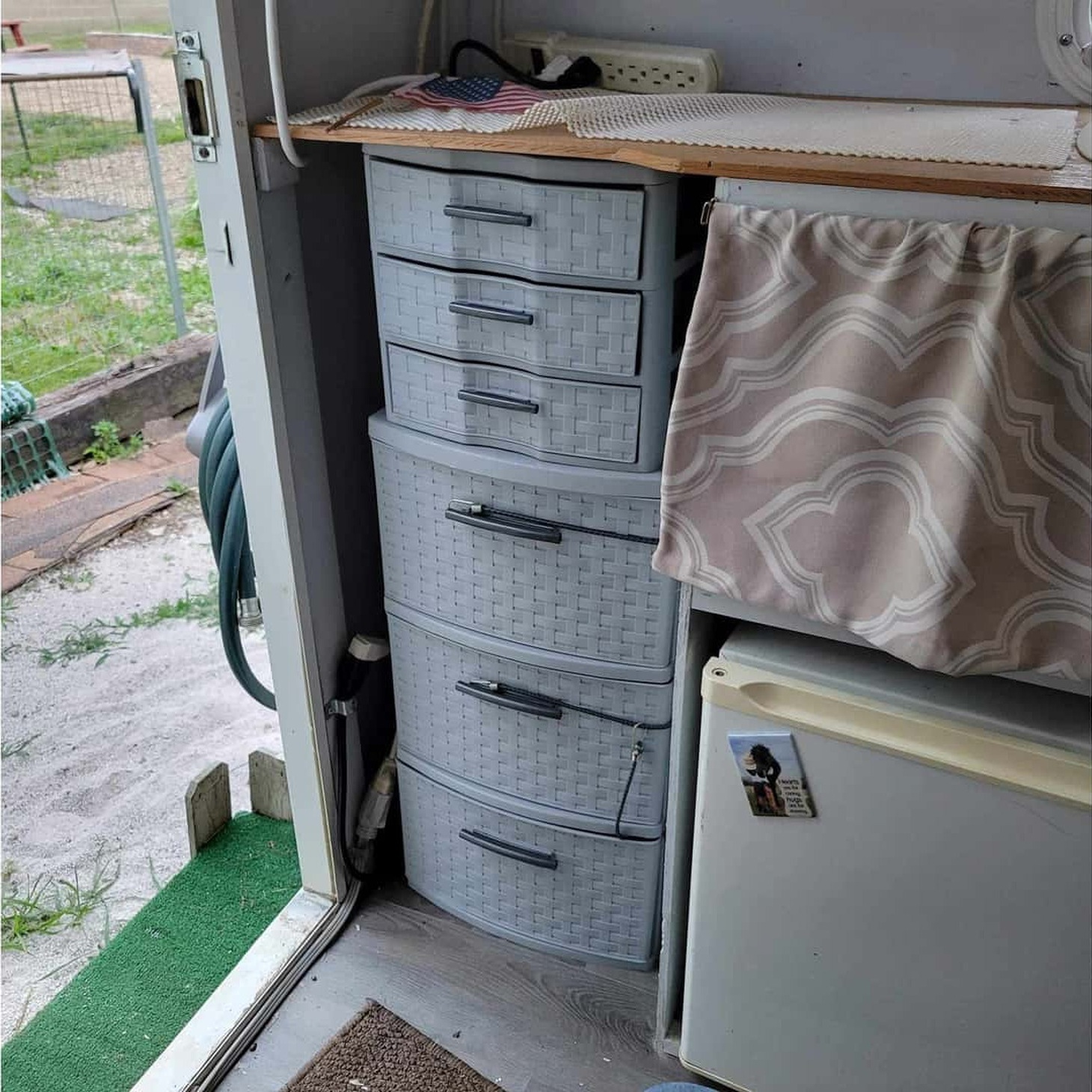 Bên cạnh "nhà tắm" là nhà bếp với bồn rửa nhỏ, vừa làm nơi rửa bát vừa để vệ sinh cá nhân, mặt bàn đủ dài để chế biến. Bên dưới một bên là tủ lạnh và bể nước nhỏ. Bên cạnh là tủ đựng đồ và thực phẩm khô