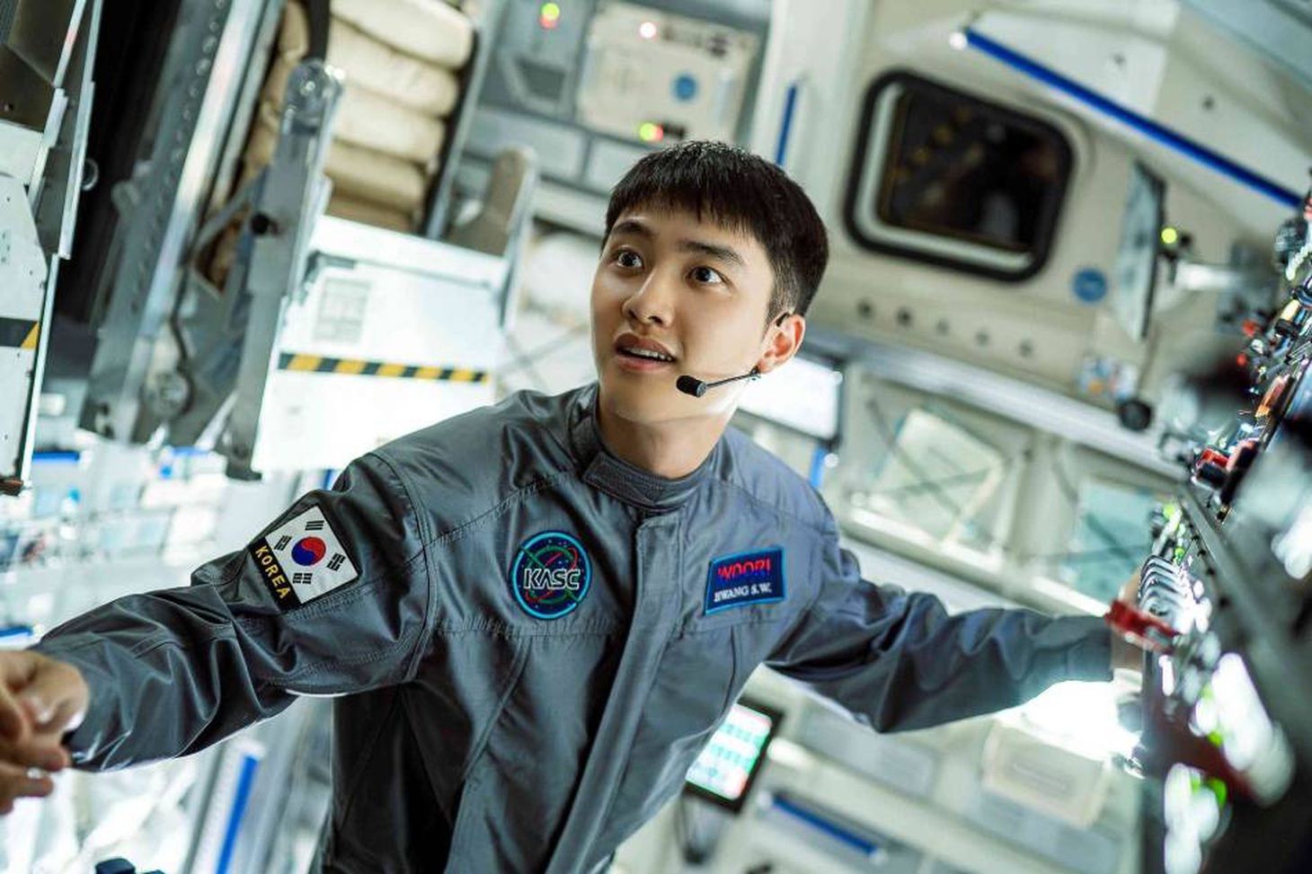 D.O gây ấn tượng trong "bom tấn" The Moon - Ảnh: SOOMPI