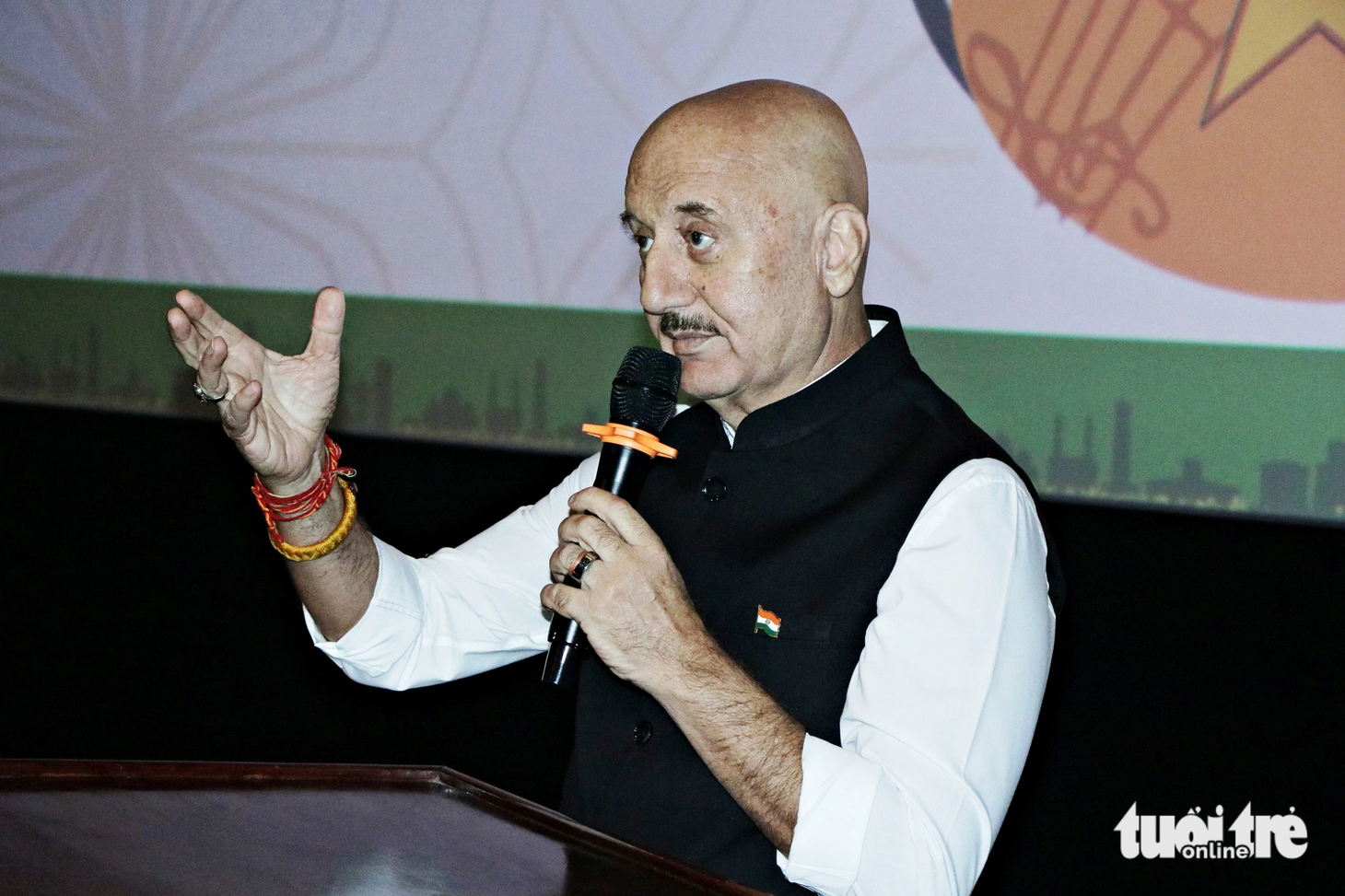 Diễn viên Anupam Kher giao lưu cùng người hâm mộ tại lễ khai mạc Liên hoan phim Ấn Độ 2023 và công chiếu "The Signature" - Ảnh: THÁI THÁI