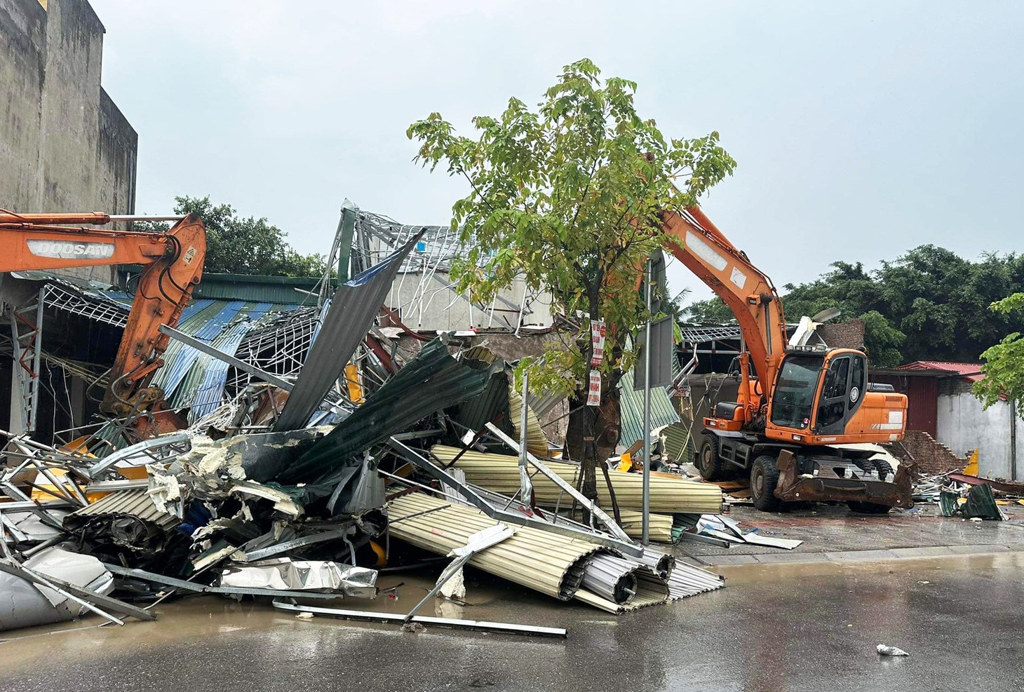 Hiện trường ngổn ngang nơi chiếc máy xúc "phá nhầm" sang công trình của gia đình bà Trang tại xã An Đồng, huyện An Dương, TP Hải Phòng - Ảnh: T.BÌNH