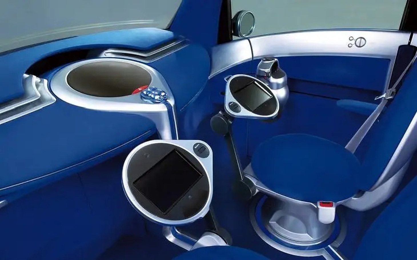 Toyota POD (2001) - Concept POD do Toyota đồng phát triển cùng Sony mở ra ý tưởng xe đô thị hiện đại thời đó, với kích thước tổng nhỏ nhắn, nhưng cabin đủ chỗ 4 người ngồi. Nhiều công nghệ thông minh nhân tạo trên xe, chẳng hạn khả năng nhận diện khuôn mặt người dùng hay tự học hỏi gu nhạc ưa thích trên POD nay đã xuất hiện rộng rãi hơn trên thị trường. Người dùng lái xe bằng tay điều khiển (nằm giữa màn hình bên phải và cửa trong ảnh) có khả năng di chuyển tiến lùi trái phải - Ảnh: Autocar