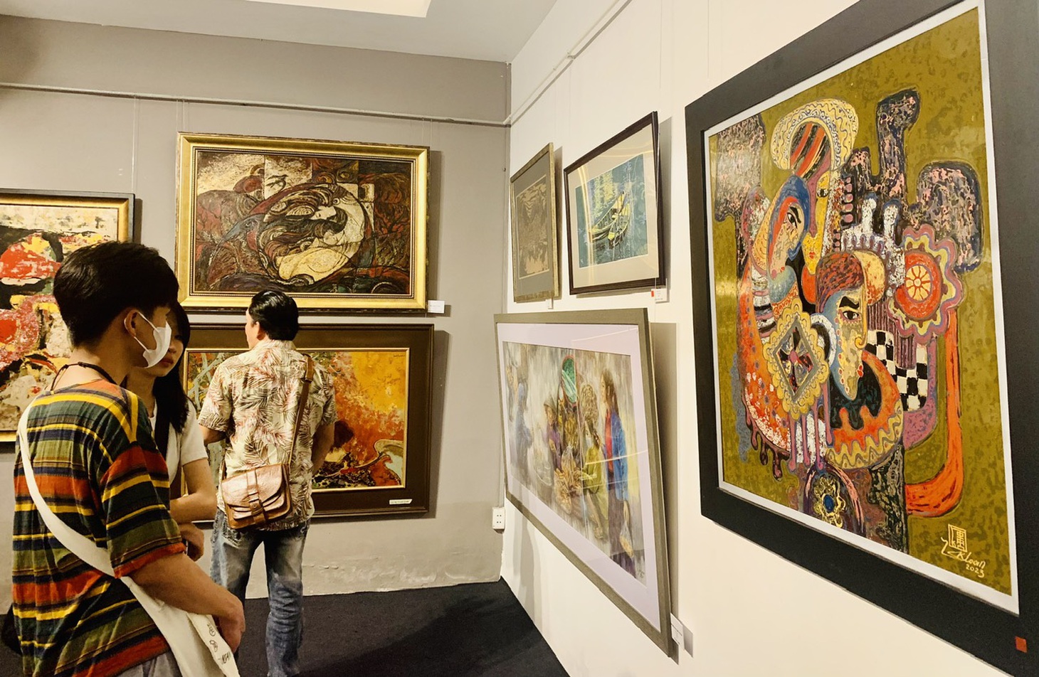 Các bạn trẻ tham quan triển lãm tranh - Ảnh: HOÀI PHƯƠNG