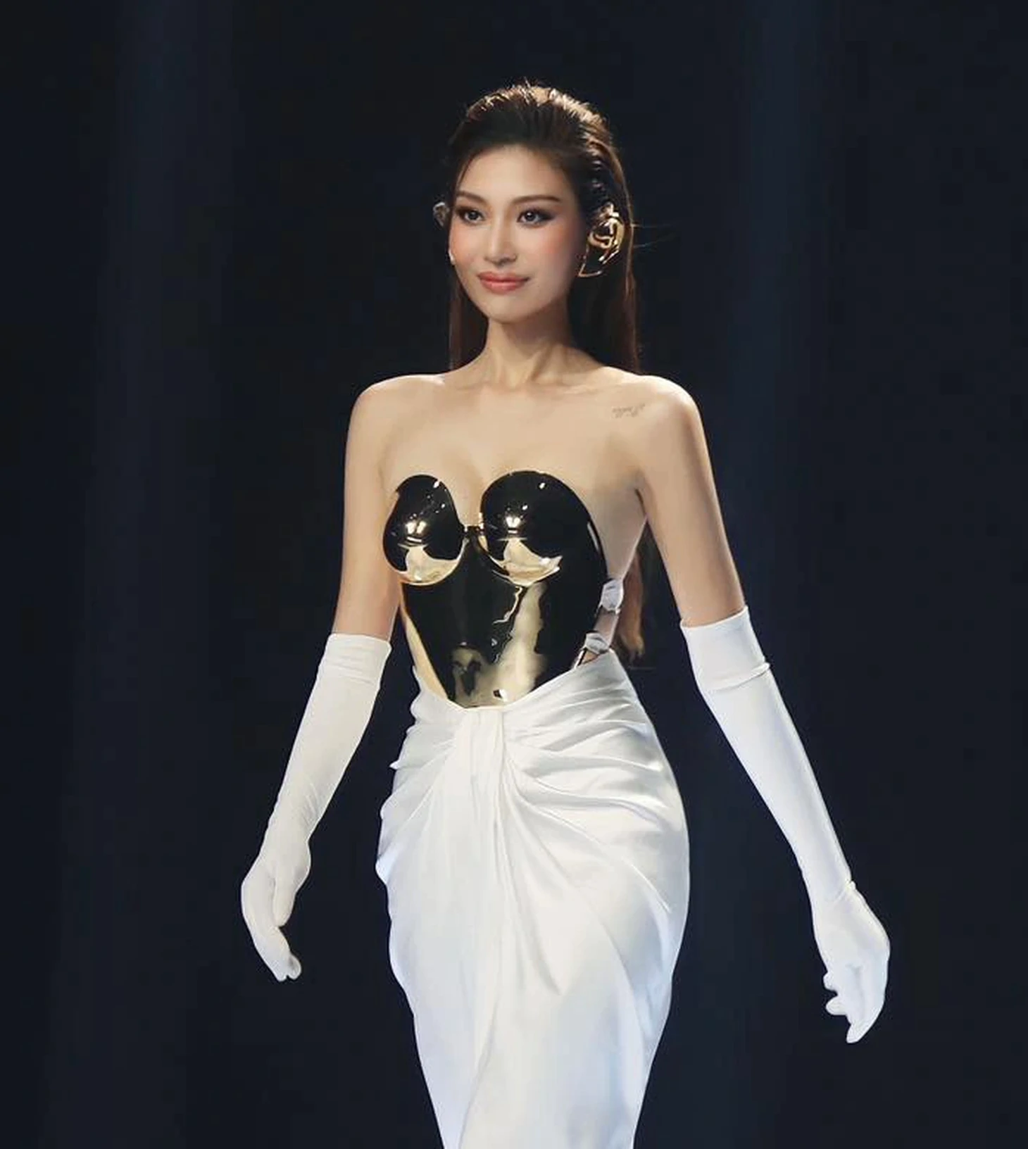 Chúng Huyền Thanh tự tin sải bước trên sàn catwalk sau khi sinh con - Ảnh: BTC